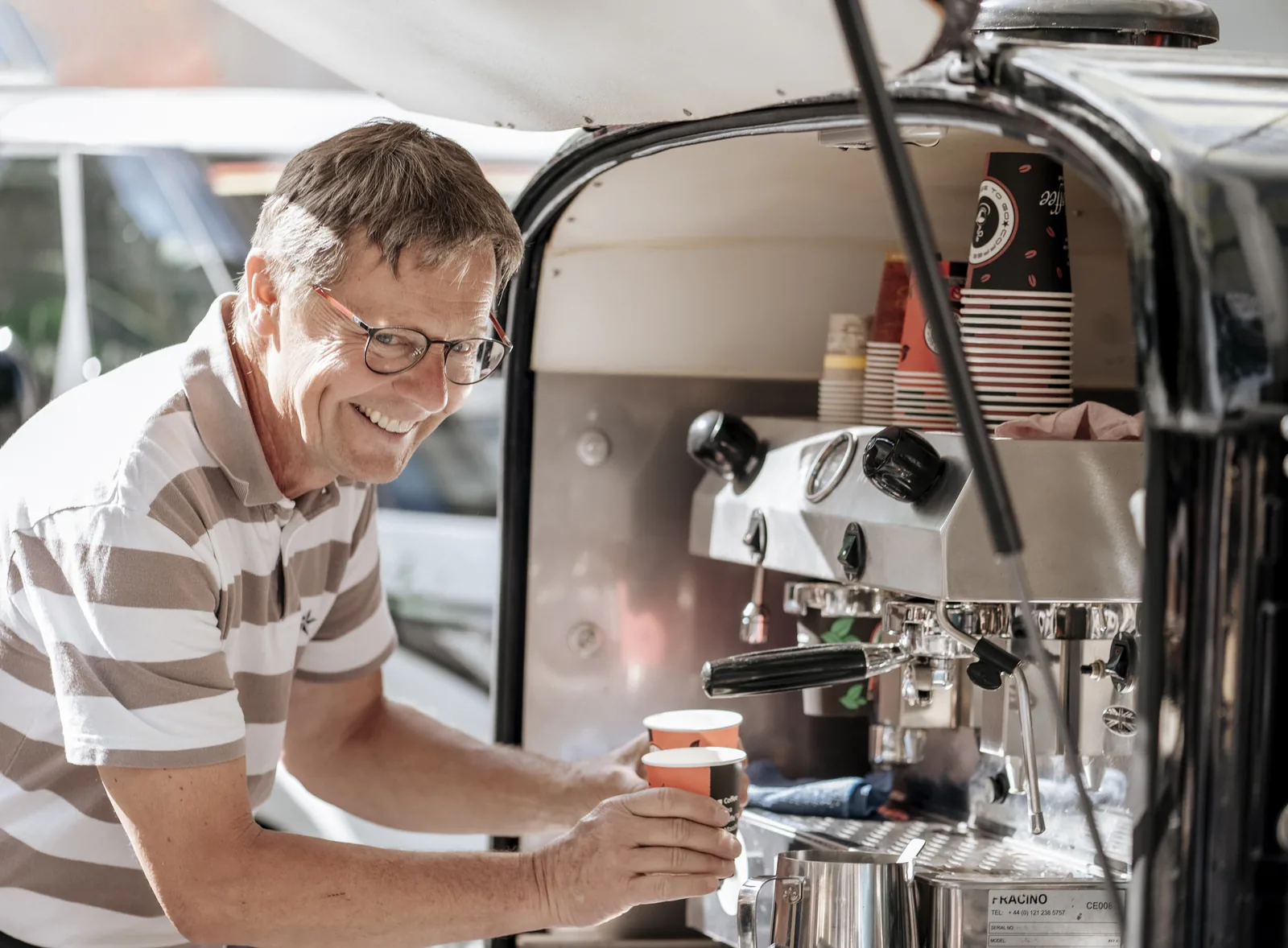 Stefan Dahlke lacht an der Espressomaschine seiner Ape
